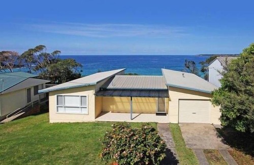 Mollymook Beach House | Classic beach cottage with amazing views and stroll to beach