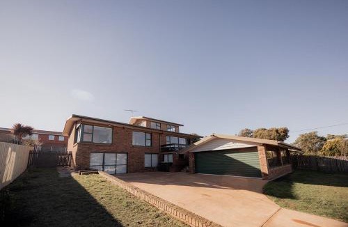 Blackmans Bay House | Classic Beauty by The Bay - family firepit retreat