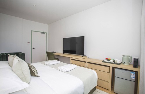 Perth Central Business District Hotel | Classic King Room - Quinn’s Botany Boutique K03