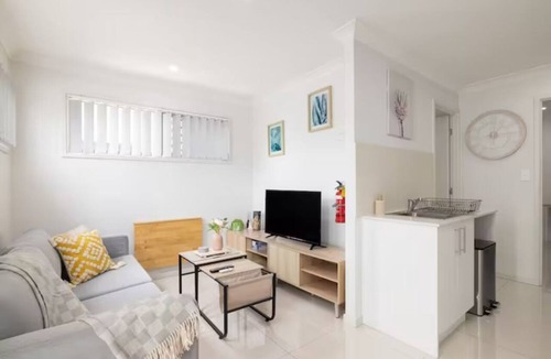 Rocklea Apartment | Clean 1 Bdr Apt w/AC & Kitchen | Parking | 139AF1