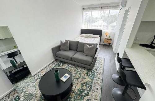 St. Kilda East Apartment | Clean Bright Studio Apartment - Walkable Location