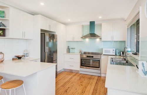 Copacabana House | CLIFFTOP VIEWS FOREVER | Views, BBQ, wifi | Accom Holidays