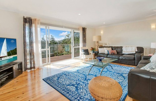 Copacabana House | CLIFFTOP VIEWS FOREVER | Views, BBQ, wifi | Accom Holidays