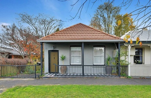Orange House | Clinton Cottage. 1860s Heritage Home. Cook Park & CBD.