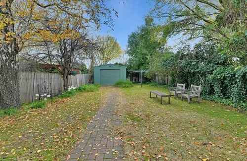 Orange House | Clinton Cottage. 1860s Heritage Home. Cook Park & CBD.