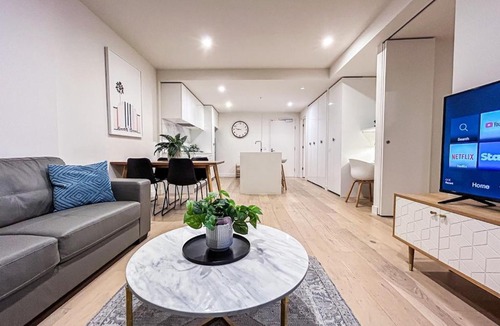 North Melbourne Apartment | Close to Mel Uni 2BR2BA parking Balconywifi