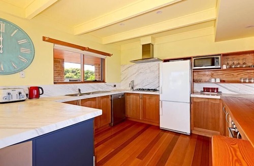 South Bruny House | Cloudy Bay Villa - Cloudy Bay Villa offers visitors a unique experience on secluded south Bruny Island. This spectacular two-story house on a gentle rise over Whalebone Point offers some of the best views in Tasmania.