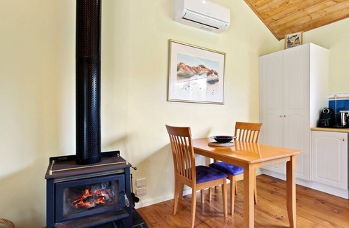 Metung Cottage | Clovelly Cottage | Cosy Metung Escape