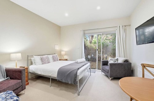 Richmond Villa | Coachman’s Rest Queen Studio
