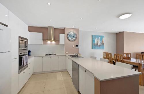 The Entrance Apartment | Coast Apartments 14, Apartment with 3 bedrooms and Roof top pool
