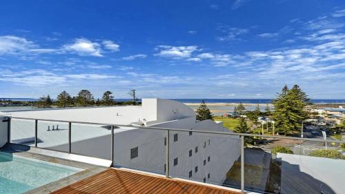 The Entrance Apartment | Coast Apartments 14, Apartment with 3 bedrooms and Roof top pool