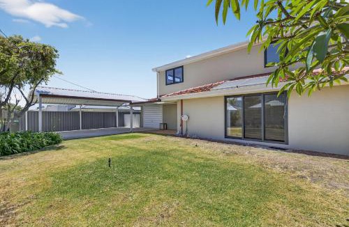 Safety Bay House | Coastal 2-Bed Home with Pool