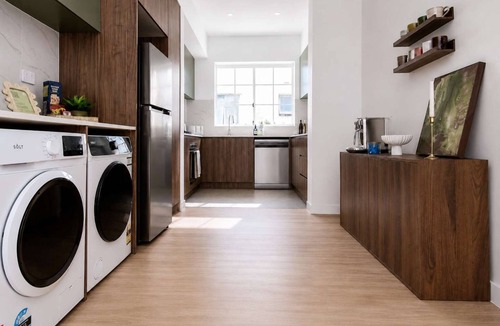 Bondi Apartment | Coastal Bondi Hideaway w/Parking — Steps to Sand