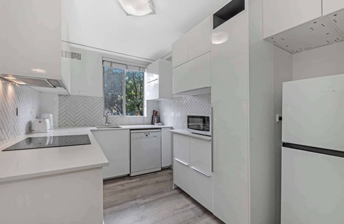 Clovelly Apartment | Coastal Clovelly Retreat - Walk to Beach & Cafes