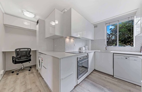 Clovelly Apartment | Coastal Clovelly Retreat - Walk to Beach & Cafes