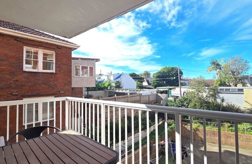Clovelly Apartment | Coastal Clovelly Retreat - Walk to Beach & Cafes