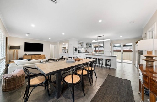 Hayborough House | Coastal Comfort - 4 Bedroom Home in Chiton