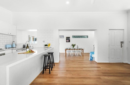Doubleview House | Coastal Comfort Escape | Spacious Family Stay | Close to Beach