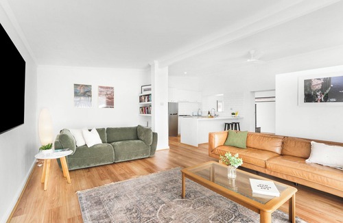 Doubleview House | Coastal Comfort Escape | Spacious Family Stay | Close to Beach