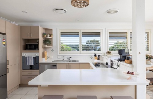 Corlette House | Coastal Comfort Just Steps from the Sand – 3-Bedroom Townhouse Retreat