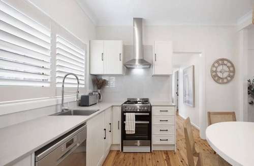 Ettalong Beach House | Coastal Dreams 3BR Home - Playground | Pet Friendly