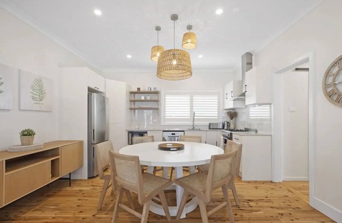 Ettalong Beach House | Coastal Dreams 3BR Home - Playground | Pet Friendly