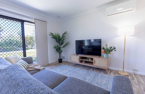 Scarborough Villa | Coastal Family Retreat - Walk to Scarborough Beach