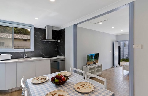 The Entrance House | Coastal Family Retreat, Walk to Beach & Lake