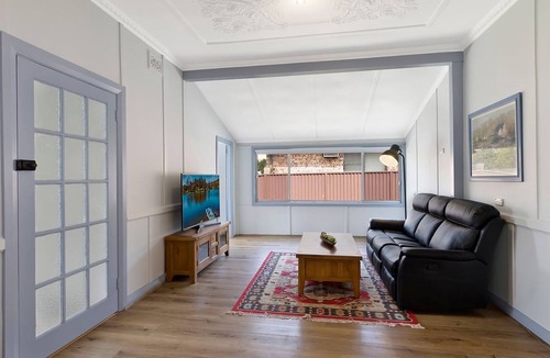 The Entrance House | Coastal Family Retreat, Walk to Beach & Lake