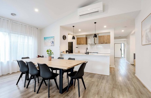 Torquay House | Coastal Family Retreat - Relaxed Living with Spa