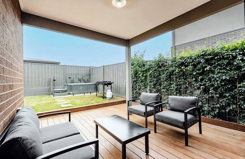 Torquay House | Coastal Family Retreat - Relaxed Living with Spa