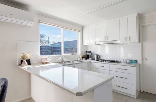 Tootgarook House | Coastal Grove Sunlit Stay near Beach and Hot Springs