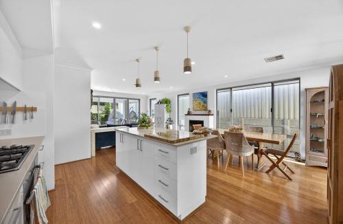 Swanbourne House | Coastal Haven Beach, City & Parking Sleeps 6