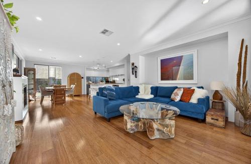 Swanbourne House | Coastal Haven Beach, City & Parking Sleeps 6