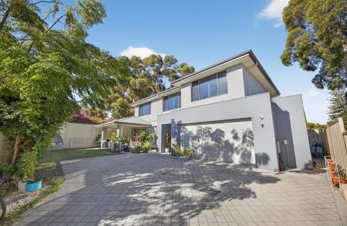 Swanbourne House | Coastal Haven Beach, City & Parking Sleeps 6