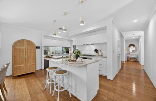 Swanbourne House | Coastal Haven Beach, City & Parking Sleeps 6