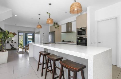 Apollo Bay House | Coastal Retreat Apollo Bay - with solar heated swim spa