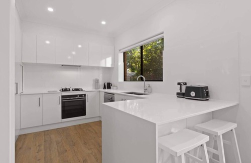 Glenelg South House | Coastal Retreat, 3 Bedroom House on the Broadway