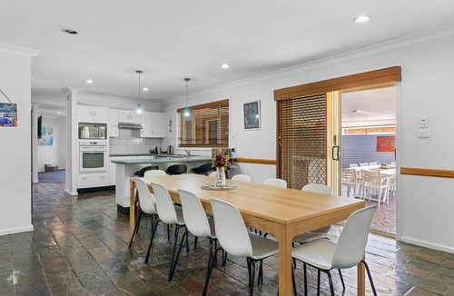 Pelican House | Coastal Retreat ~ Outdoor Pool ~ Air-Con ~ WiFi ~ Garage