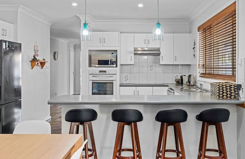 Pelican House | Coastal Retreat ~ Outdoor Pool ~ Air-Con ~ WiFi ~ Garage