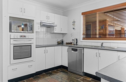 Pelican House | Coastal Retreat ~ Outdoor Pool ~ Air-Con ~ WiFi ~ Garage