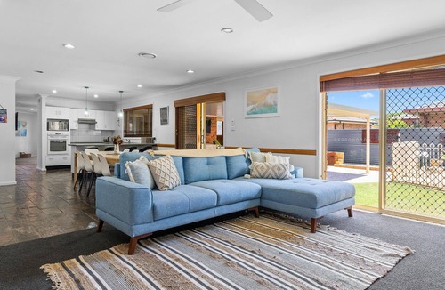 Pelican House | Coastal Retreat ~ Outdoor Pool ~ Air-Con ~ WiFi ~ Garage