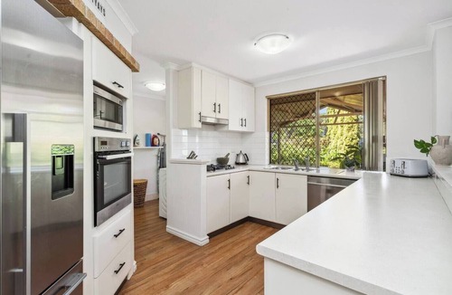 Silver Sands House | Coastal Retreat Walk to Beach Ocean Views