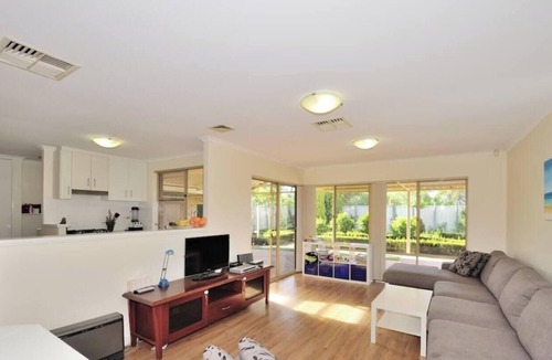 Silver Sands House | Coastal Retreat Walk to Beach Ocean Views