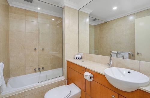 Newcastle House | Coastal Wharf Road Terrace with Parking & WiFi