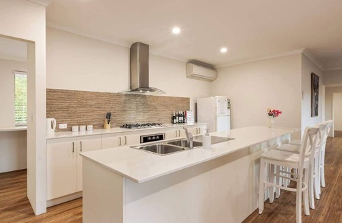 Yallingup Siding Villa | Cockatoo Lodge—Winery Retreat at Rivendell Estate