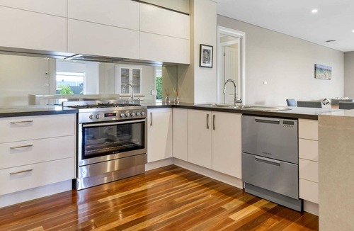 Calare House | Collins Way - Luxe Getaway, Entertainers Dream