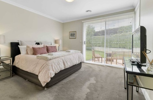 Calare House | Collins Way - Luxe Getaway, Entertainers Dream