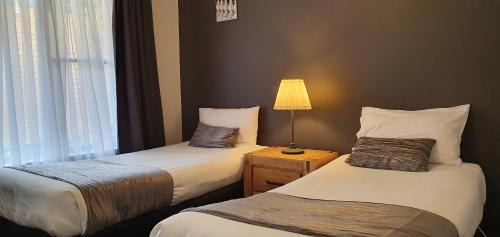Young Hotel | Colonial Motel & Apartments