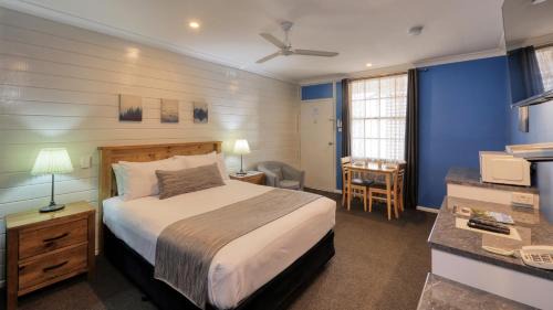 Young Hotel | Colonial Motel & Apartments
